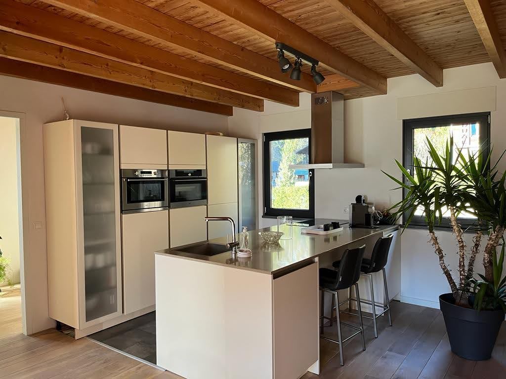 Chalet Presseggersee keuken met kookeiland, combi magnetron/hetelucht oven, combi stoom-/heteluchtoven, 2 koelkasten, volwaardige vrieskast, inductiekookplaat, vaatwasser.